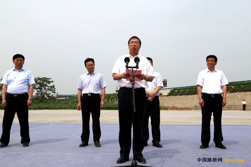 圖為中國鐵建總裁莊尚標(biāo)在合銅、吳華高速公路項(xiàng)目開工儀式發(fā)表重要講話